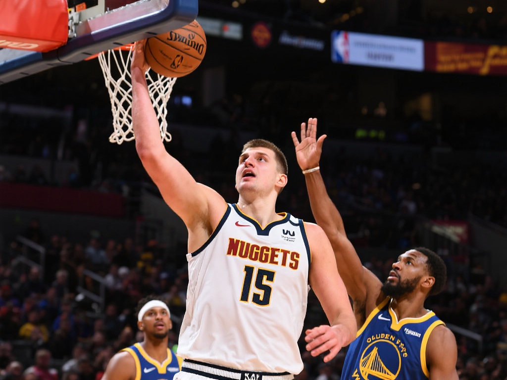 双红会前瞻：利物浦对阵曼联比分预测与历史交锋解析，红军或强势取胜